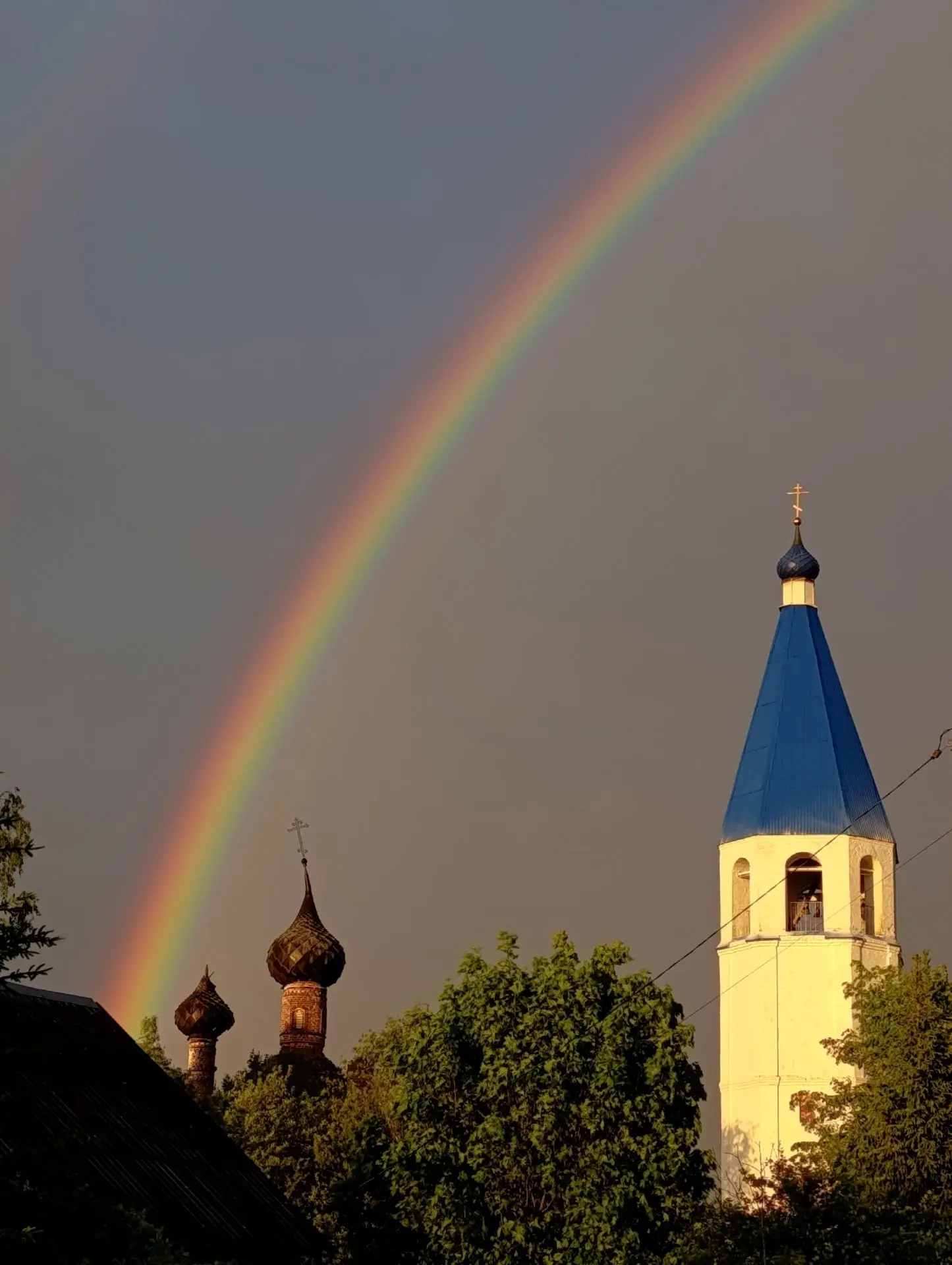 Яркая радуга в селе Покров Даниловского района.  Фото Насти Чистяковой.  ------------   ❗️Подслушано