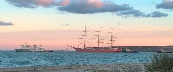 "Херсонес" оставляет Керчь за кормой.