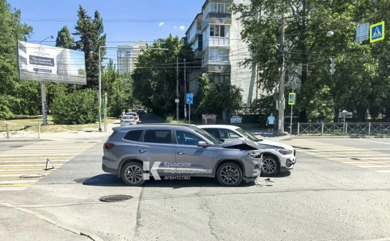 На улице Воровского в Симферополе столкнулись БМВ и Черри.