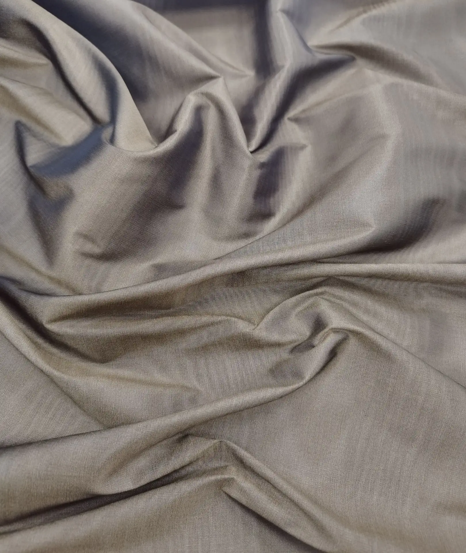 Тафта от Maison Margiela — это легкая, плотная и формоустойчивая ткань с характерным ше...
