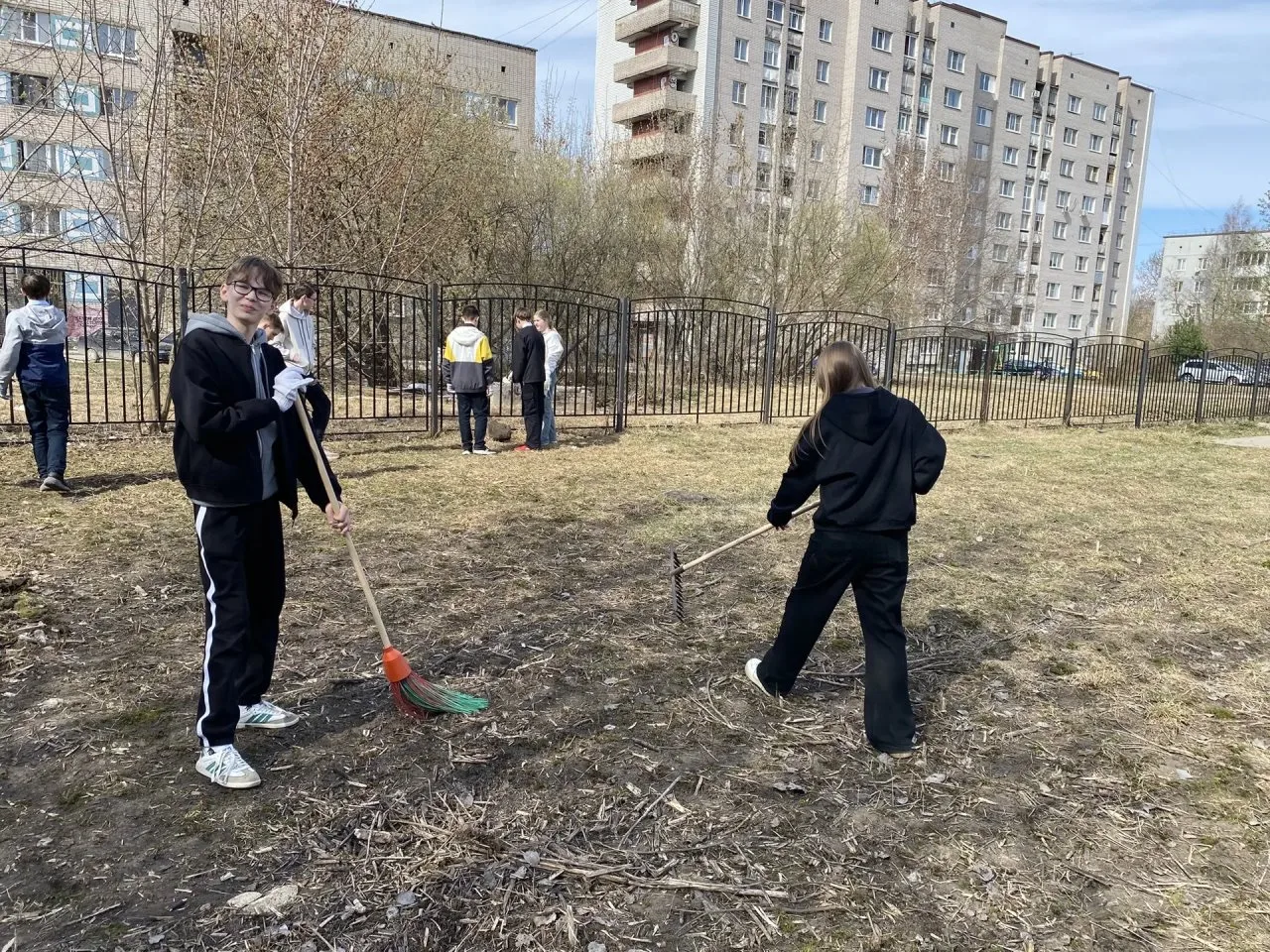 ШКОЛЬНЫЕ СУББОТНИКИ 🍃 — вместе делаем школьный двор чище и лучше  Когда за дело берутся дружные кома