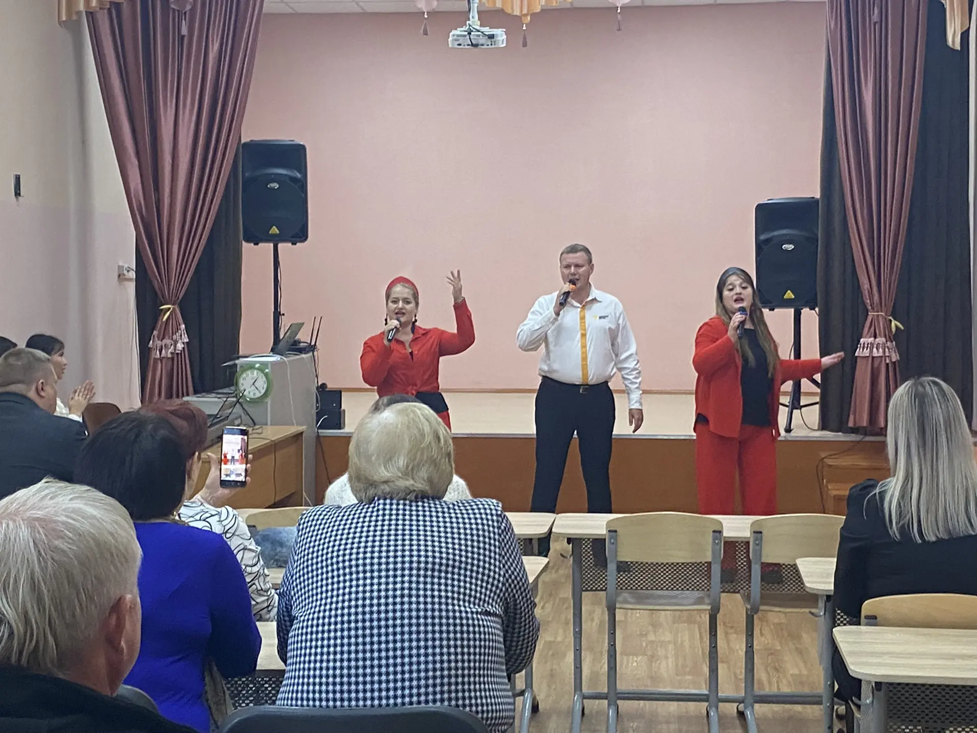 В преддверии Дня учителя в школе №60 прошёл по-настоящему яркий и трогательный концерт....