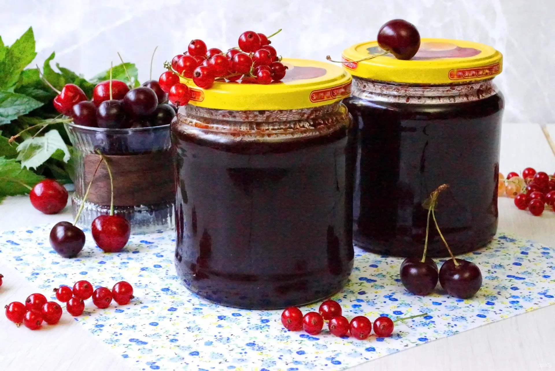 Джем из вишни и смородины 🫙

На 1,5 л джема:
✅ Вишня - 1,2 кг
✅ Красная смородина - 1,2 кг
✅ Сахар 