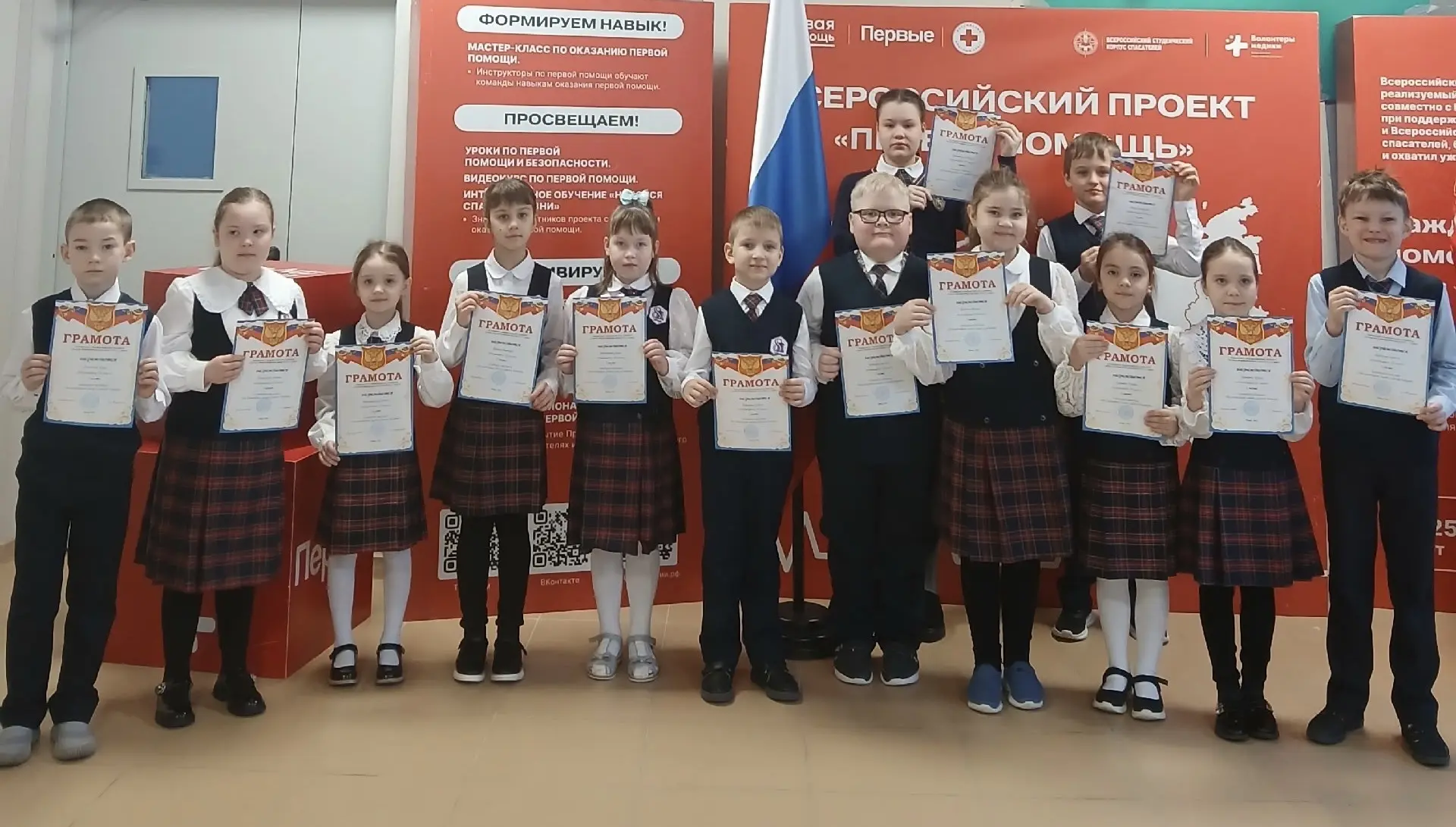 Еженедельная линейка: старт новой учебной недели 📣 В понедельник в нашей школе прошла традиционная о