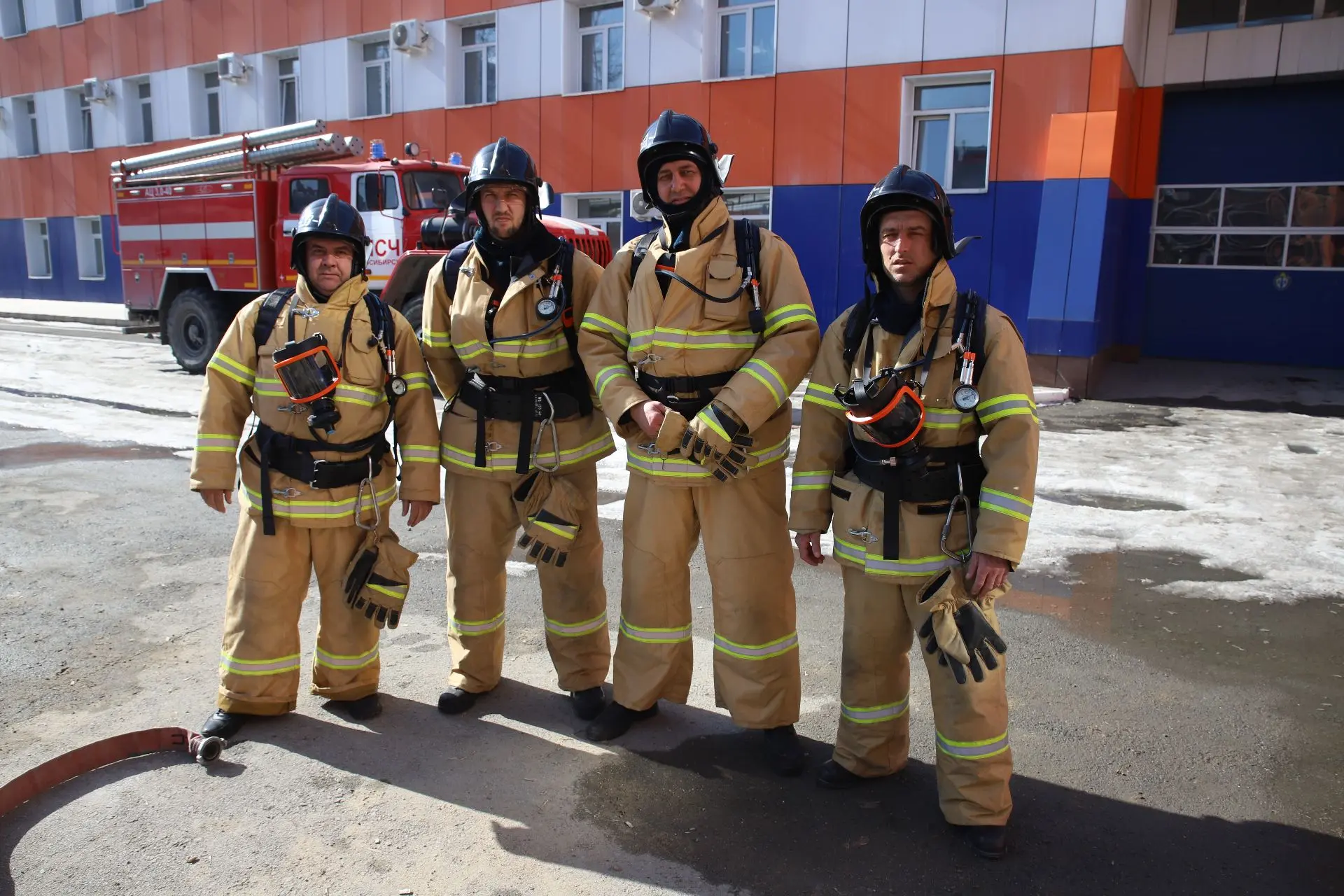 Пополнение в рядах профессионалов🚒   Сегодня на Выставке пожарно-спасательной службы Новосибирской о