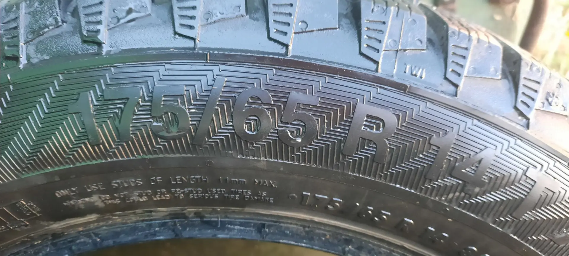 Продам зимние шины шипованные 175/65/14 б. у