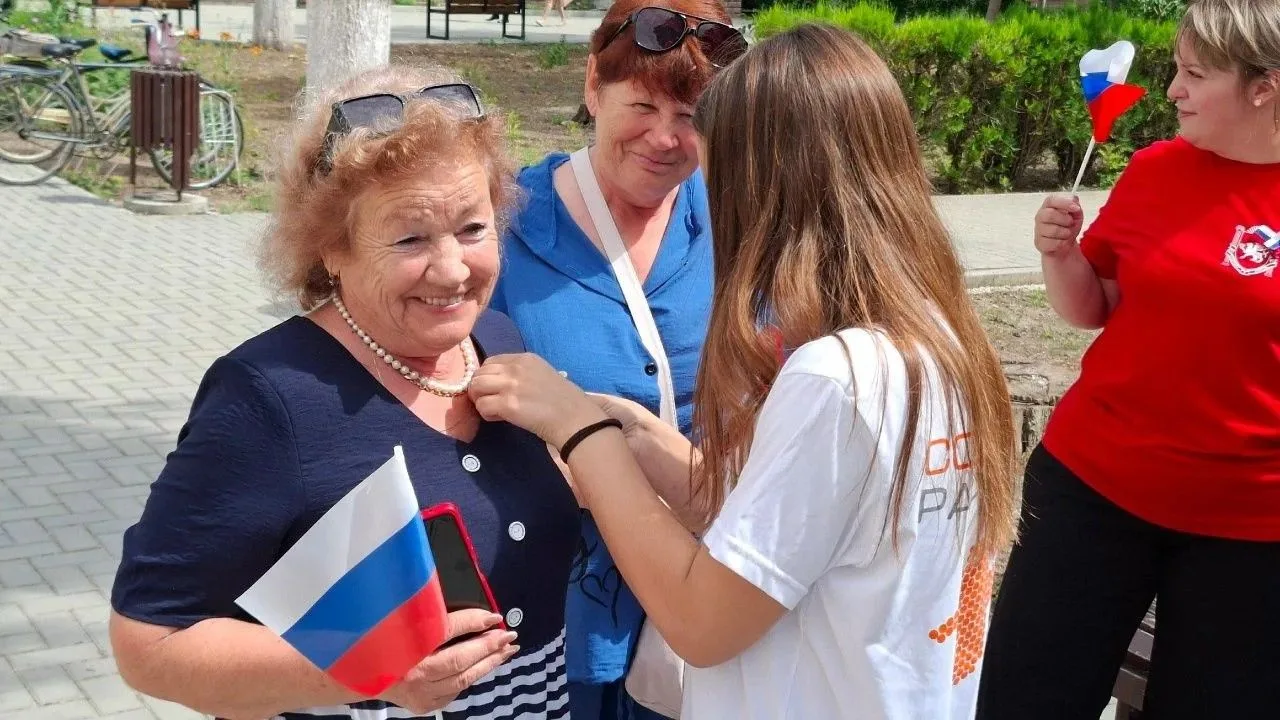 🇷🇺 «Сердце России» забилось в Советском районе: как молодежь поздравила жителей с главным праздник