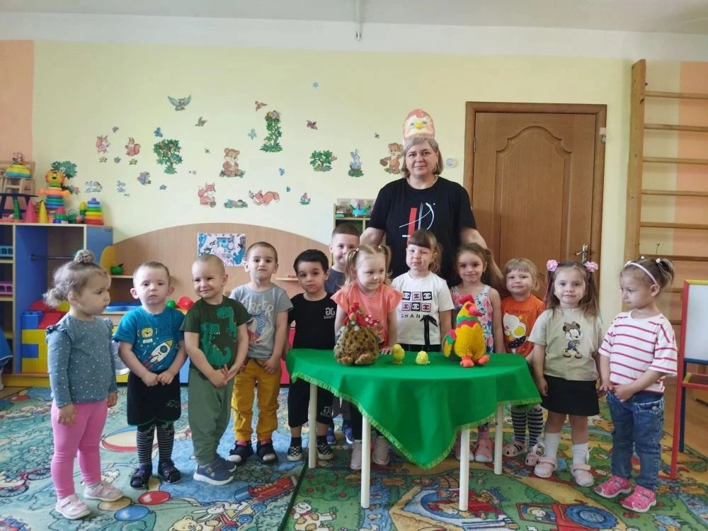 Сегодня в младшей разновозрастной группе прошло музыкальное занятие на тему «Курочка с ...