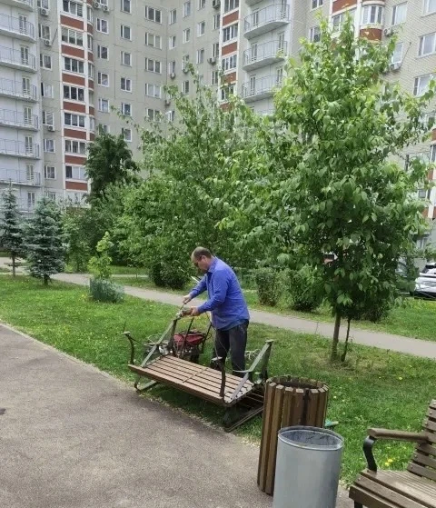 🛠️ Благоустройство придомовой территории: начат монтаж  скамеек