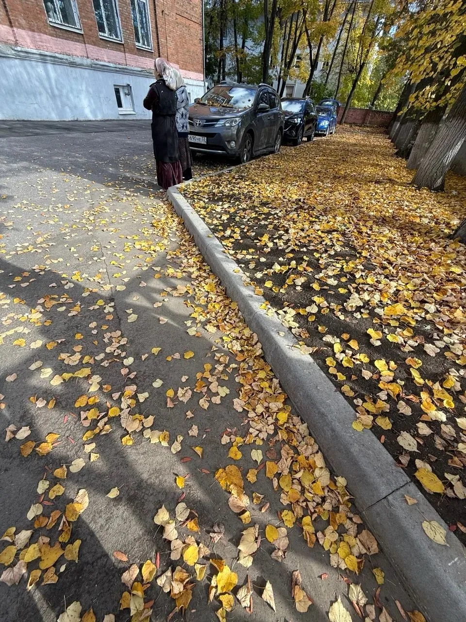 Разве можно у школы так парковаться?