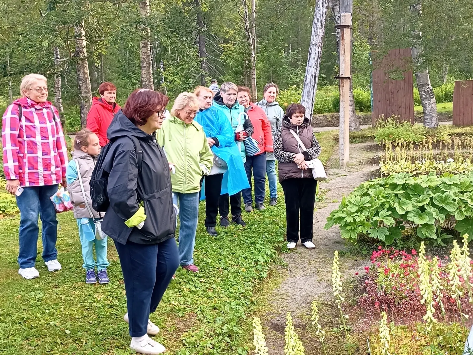 Ветераны труда в самом северном ботаническом саду России! 🌿 

5 августа группа ветеранов труда КФ А