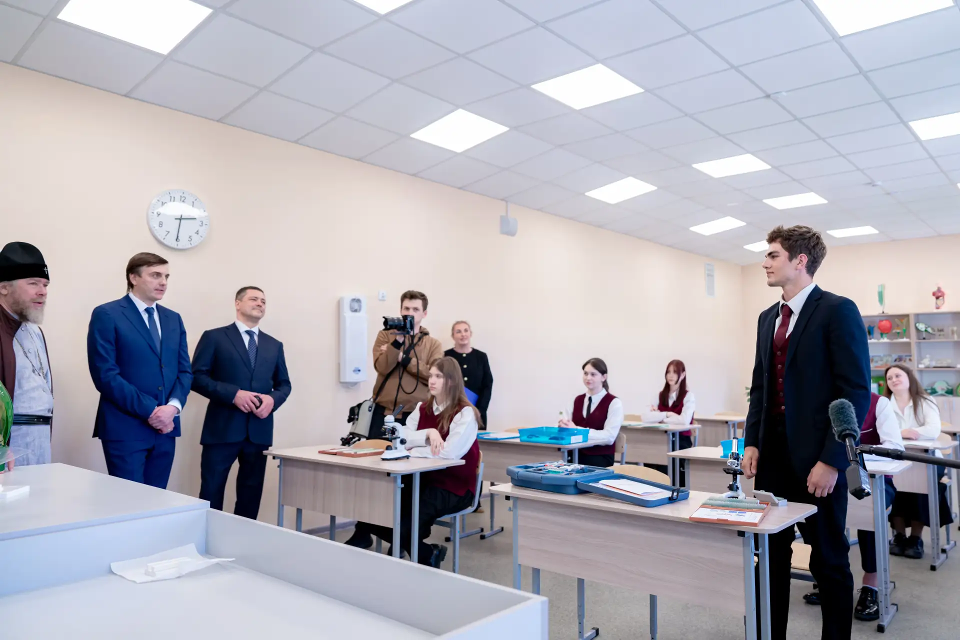 Сергей Кравцов с рабочей поездкой посетил Псковскую область  Глава Минпросвещения осмотрел строитель