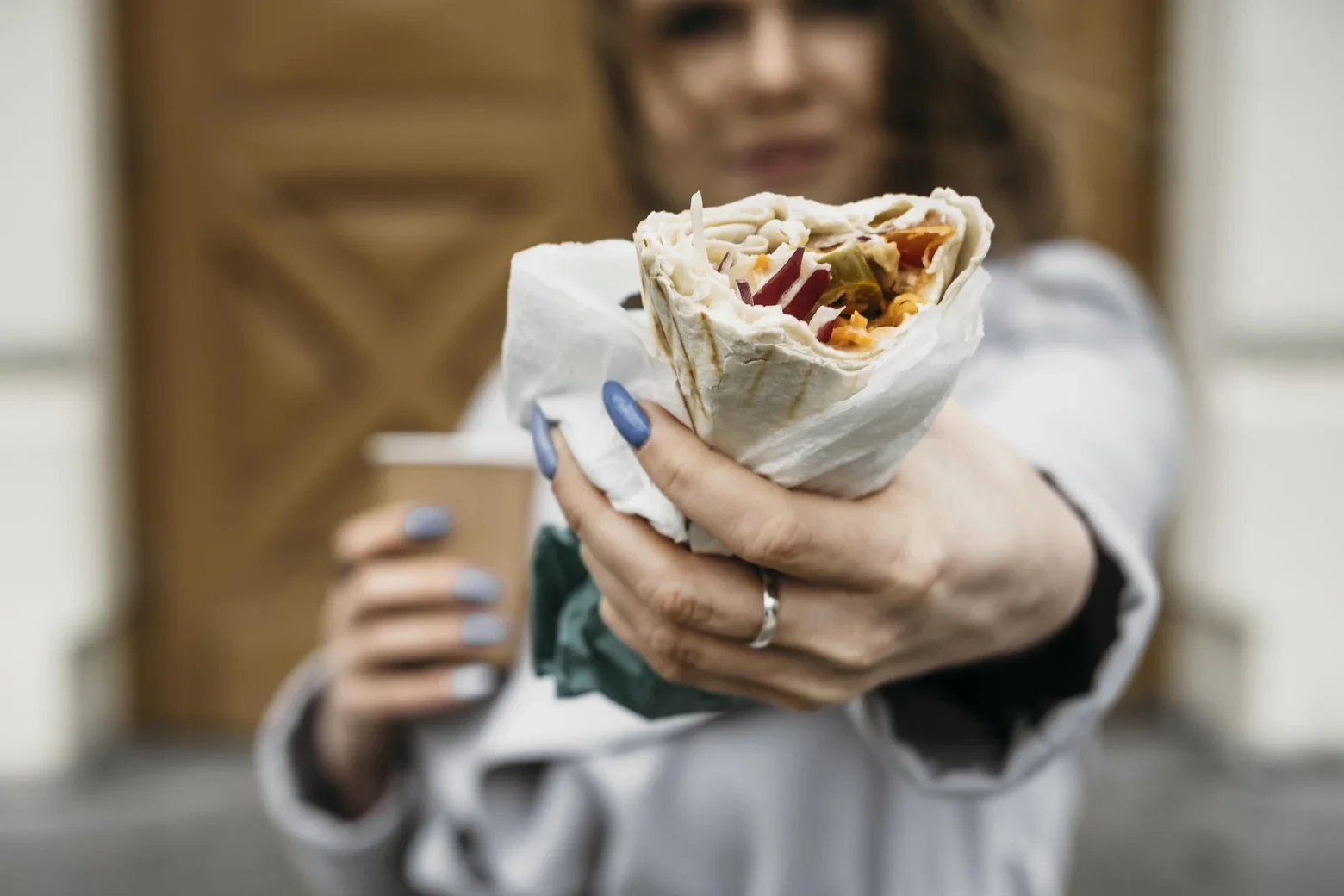 🌯 Какой ингредиент в шаурме может быть опасен летом

В жару даже привычная уличная еда может стать 
