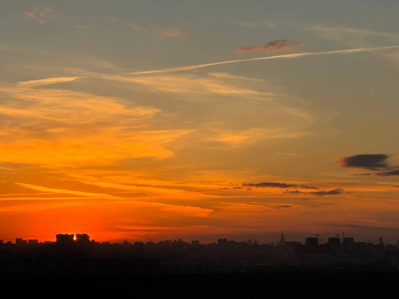 🌇 Огненным закатом столица проводила эту неделю.