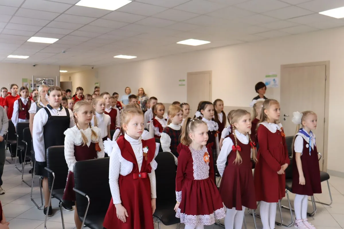 4 мая в преддверии Дня Победы наша традиционная линейка с выносом флага прошла особенно трогательно.