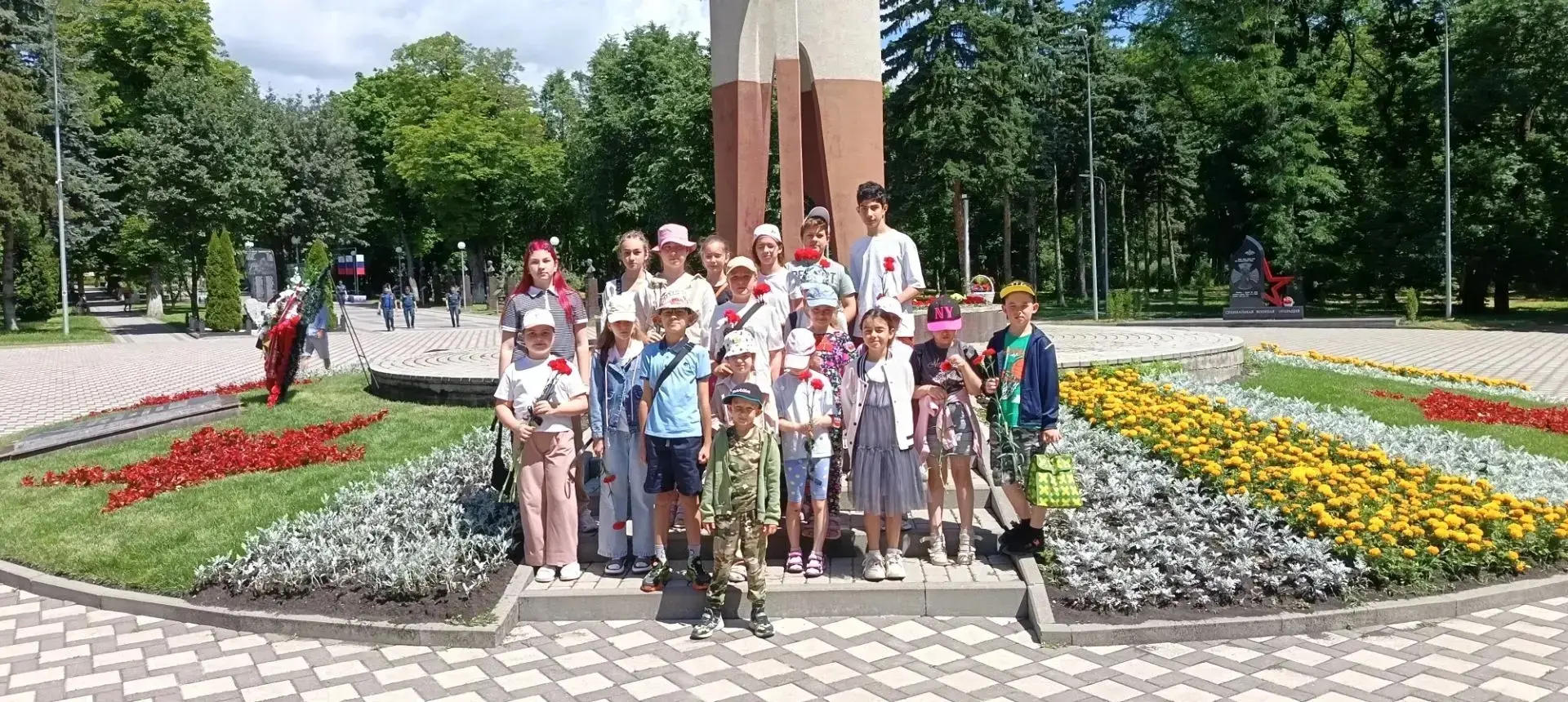 Сегодня мы завершили нашу летнюю творческую площадку "Алые паруса". Этот день был наполнен значимыми