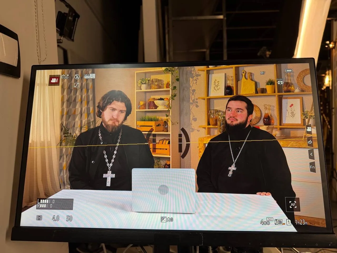 Два священникам дегустируют куличи: от традиционного до «дубайского» Эфир 4 апреля в 11:00 на НТВ  С