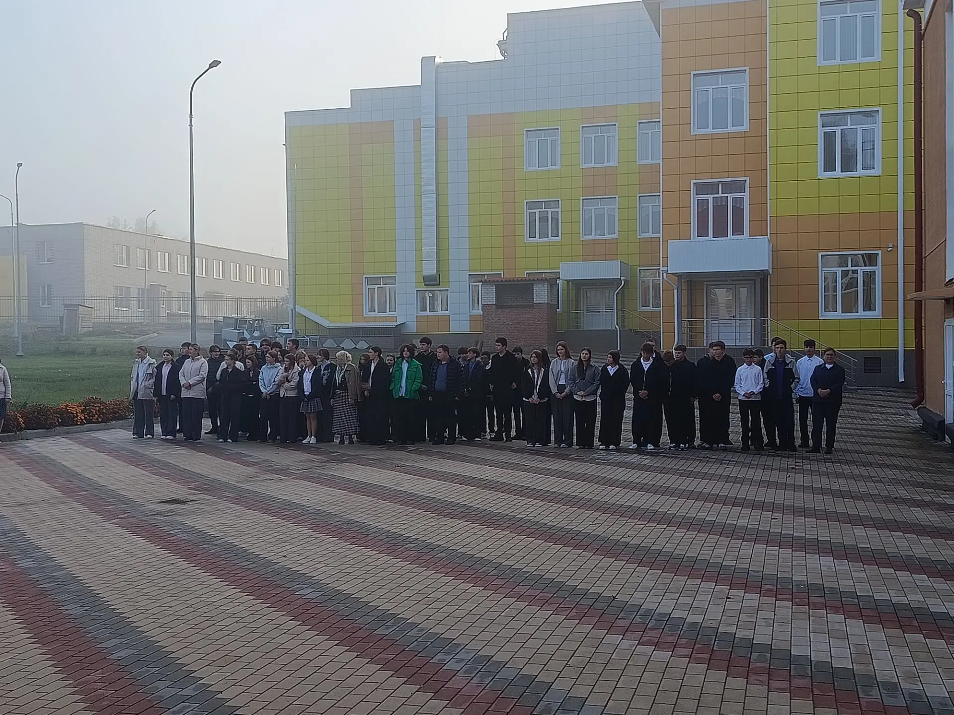 🔔 Утро понедельника, 28 сентября 2026 года, в нашей школе началось с торжественной лин...