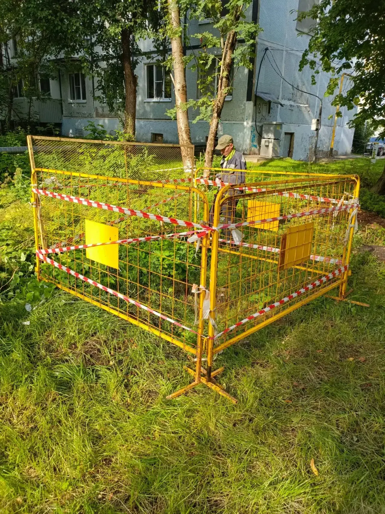 Новый городок. Место прорвала у 18 дома, где усилиями жителя Елисея,  вчера была спасен...