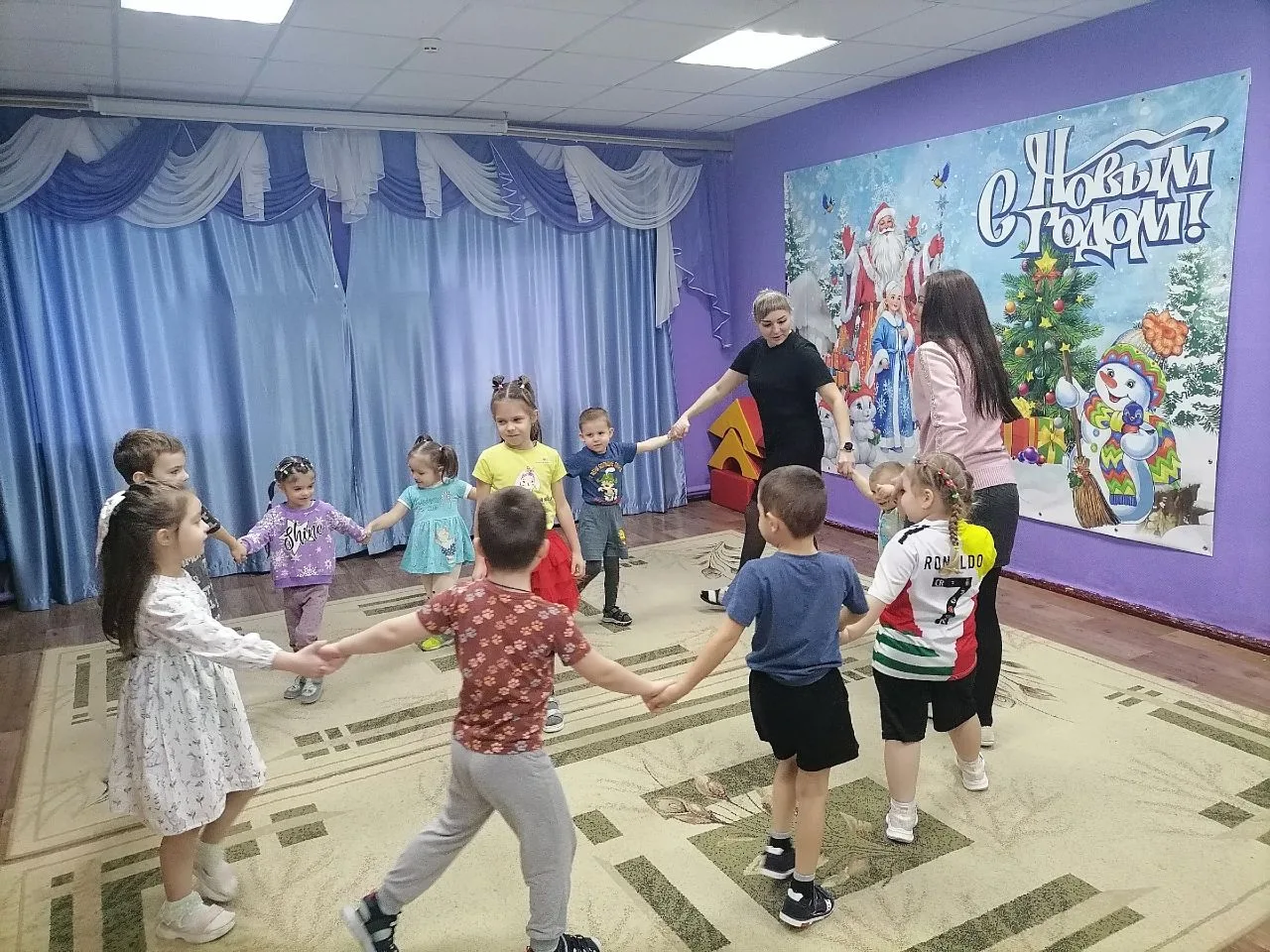 С Днём Рождения!🎉🎉🎉
Дорогую нашу Дарину поздравляем!
Здоровья, счастья, красоты, 
Улыбок, радости