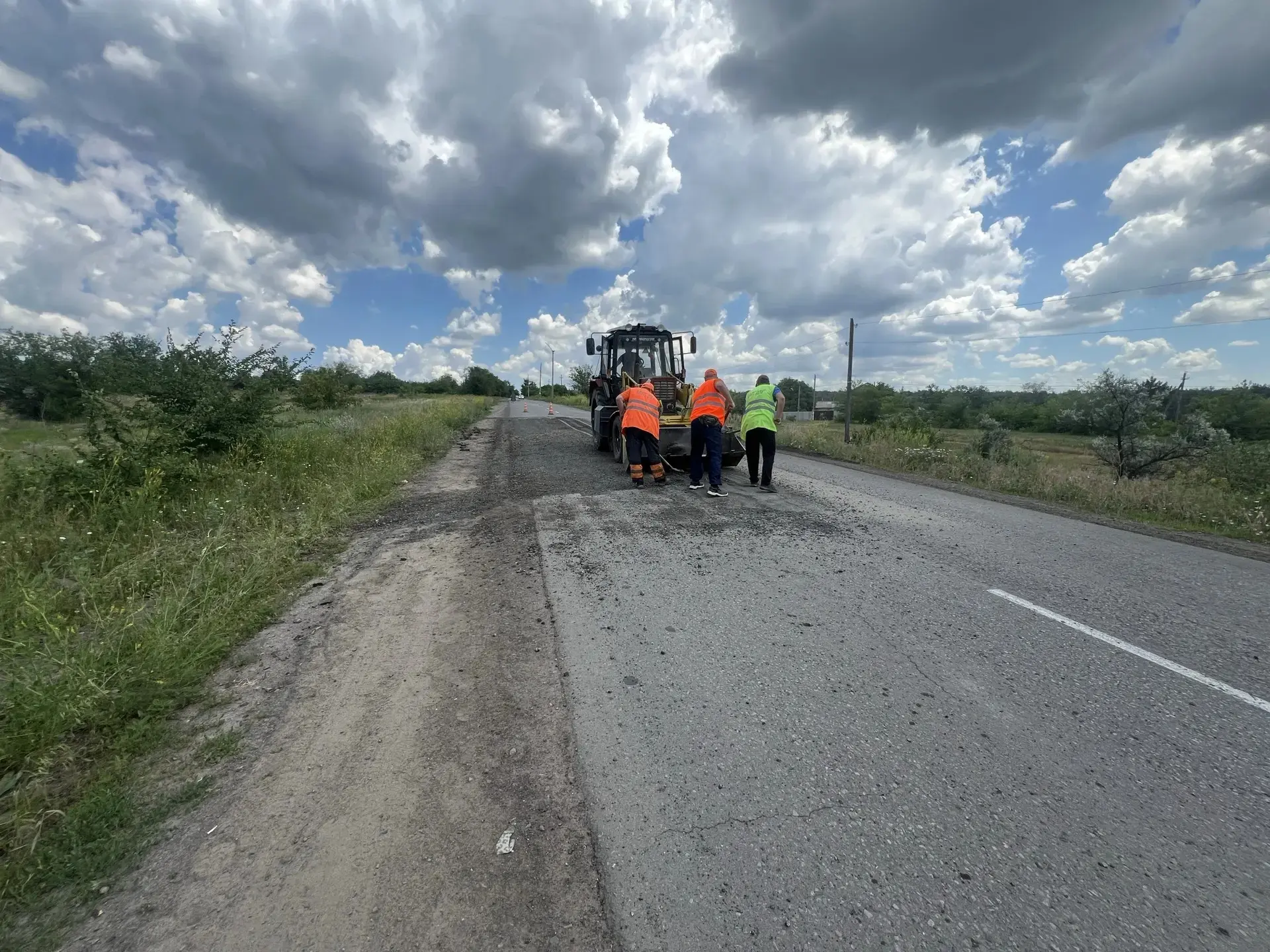 В городе Краснодон по улице К.Животово проводятся работы по фрезерованию дорожного полотна