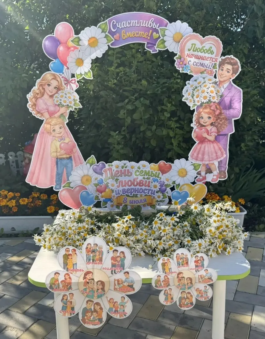 Сегодня особенный праздник, а значит — пора дарить цветы! 🥰  Воспитатели с большой радостью и трепе