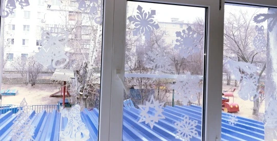 Педагоги украсили не только группы и центральный вход , но и окна на лестничных площадках. Посмотрит