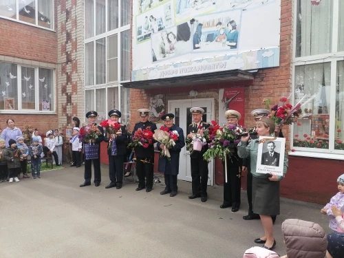 Ребята 5 группы "Почемучки" участвовали в шествии "Бессмертного полка". Дети с гордость...