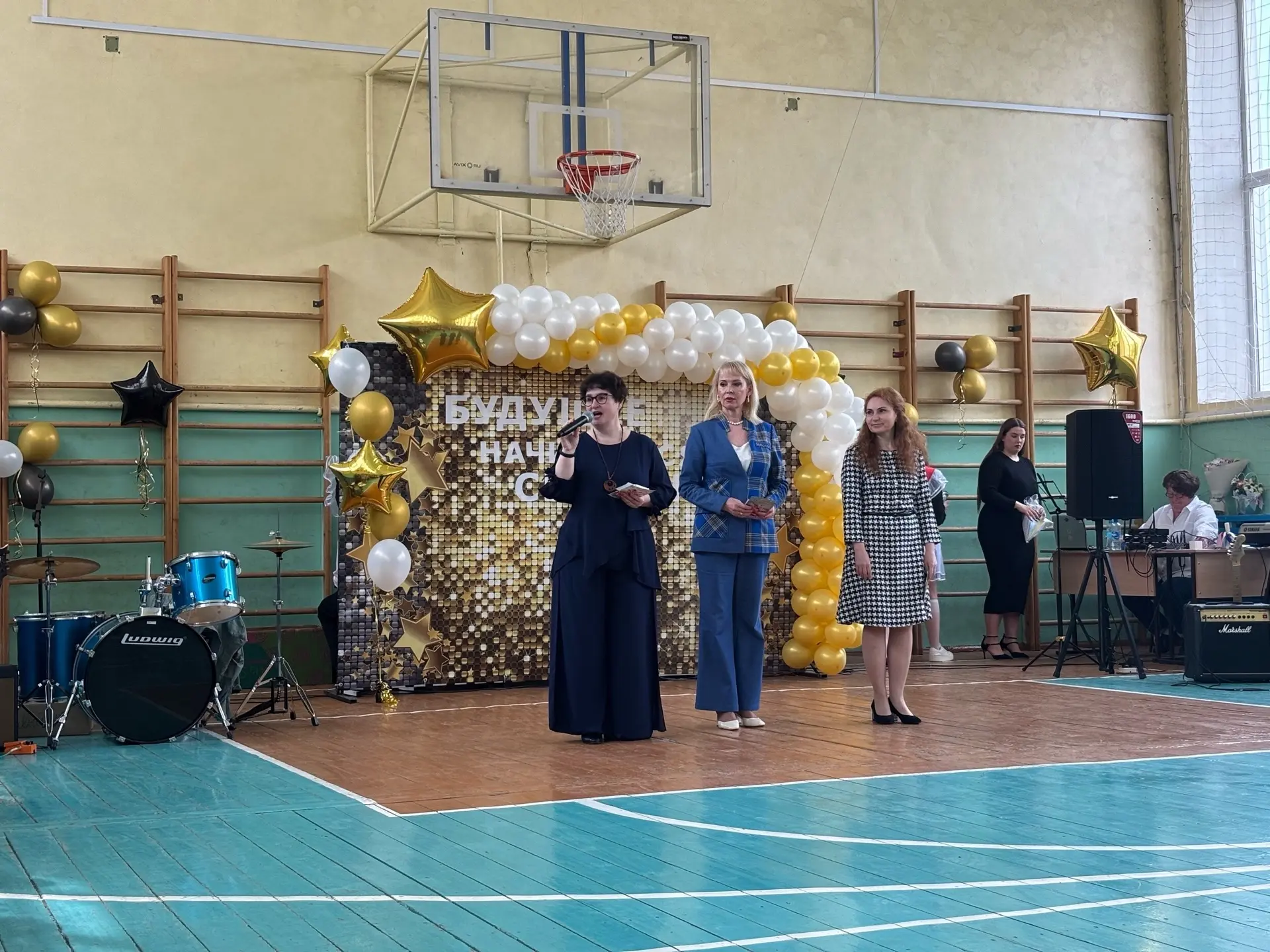 Вчера в нашей школе прозвенел последний звонок...  Этот звук — не просто сигнал к окончанию уроков. 