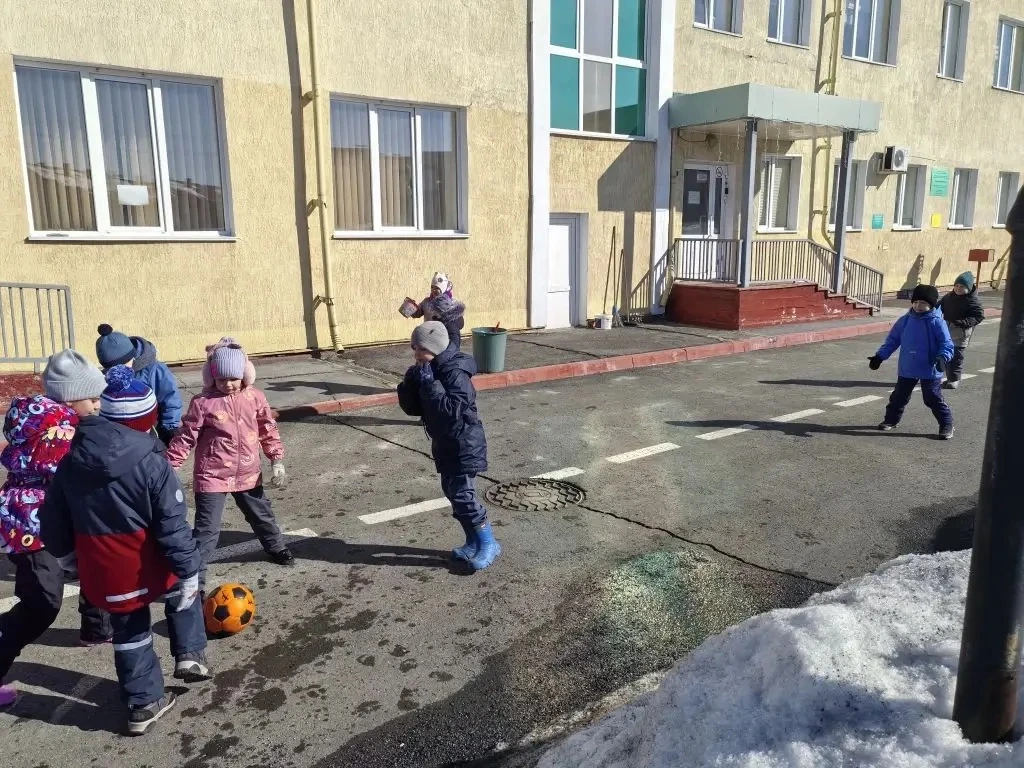 Ура! Наконец-то весеннее солнце прогрело нашу площадку, а это значит, что пришло время ...