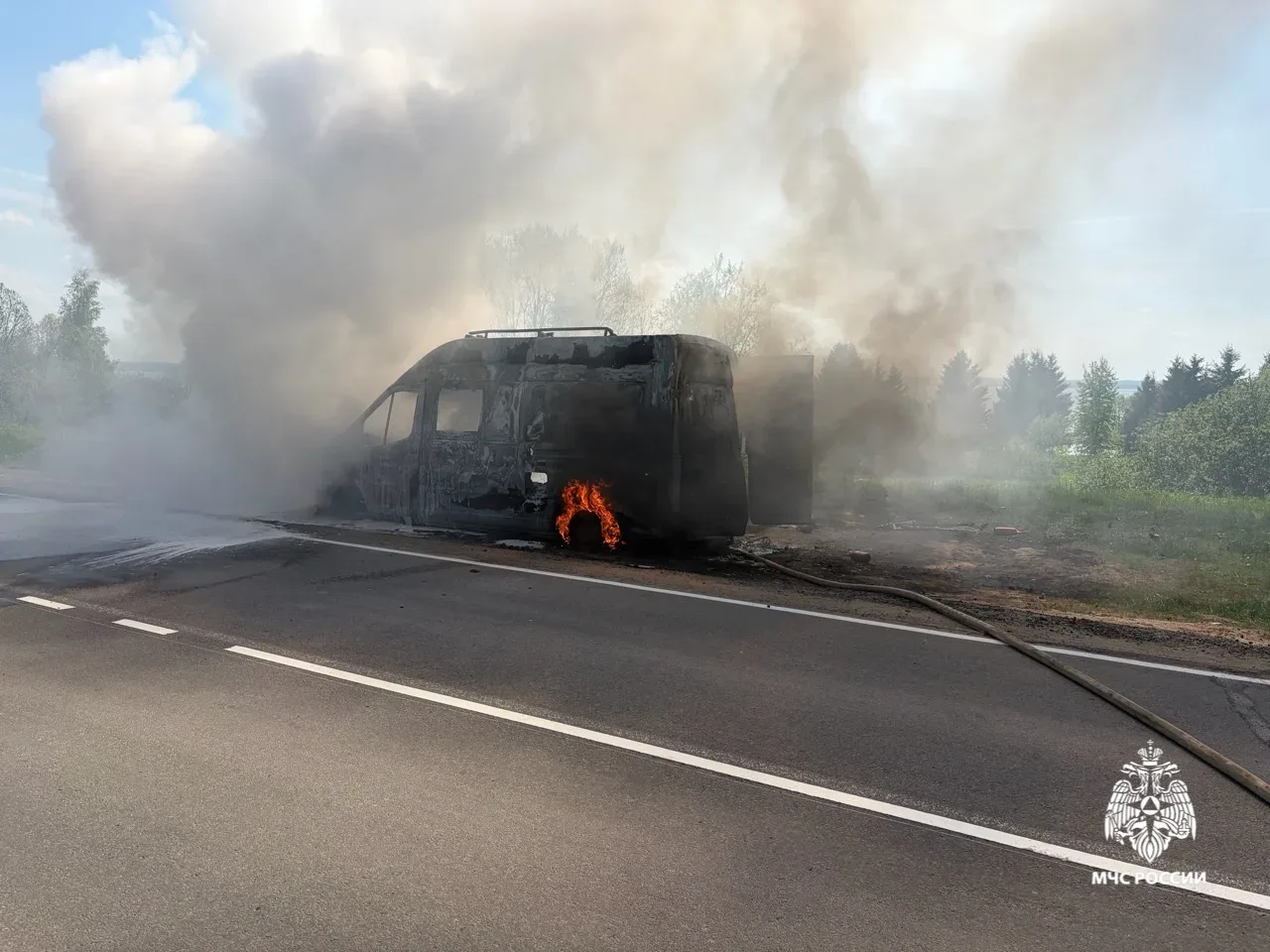 🔥 Под Переславлем пожар уничтожил грузовой фургон и повредил легковушку  🚒 Автопожар произошёл 17 ма
