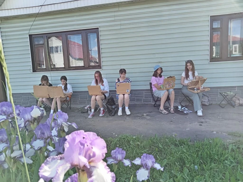 🎨 Как мы проводим это лето? Прямо сейчас в разгаре наш летний пленэр! Каждый день наши художники пр