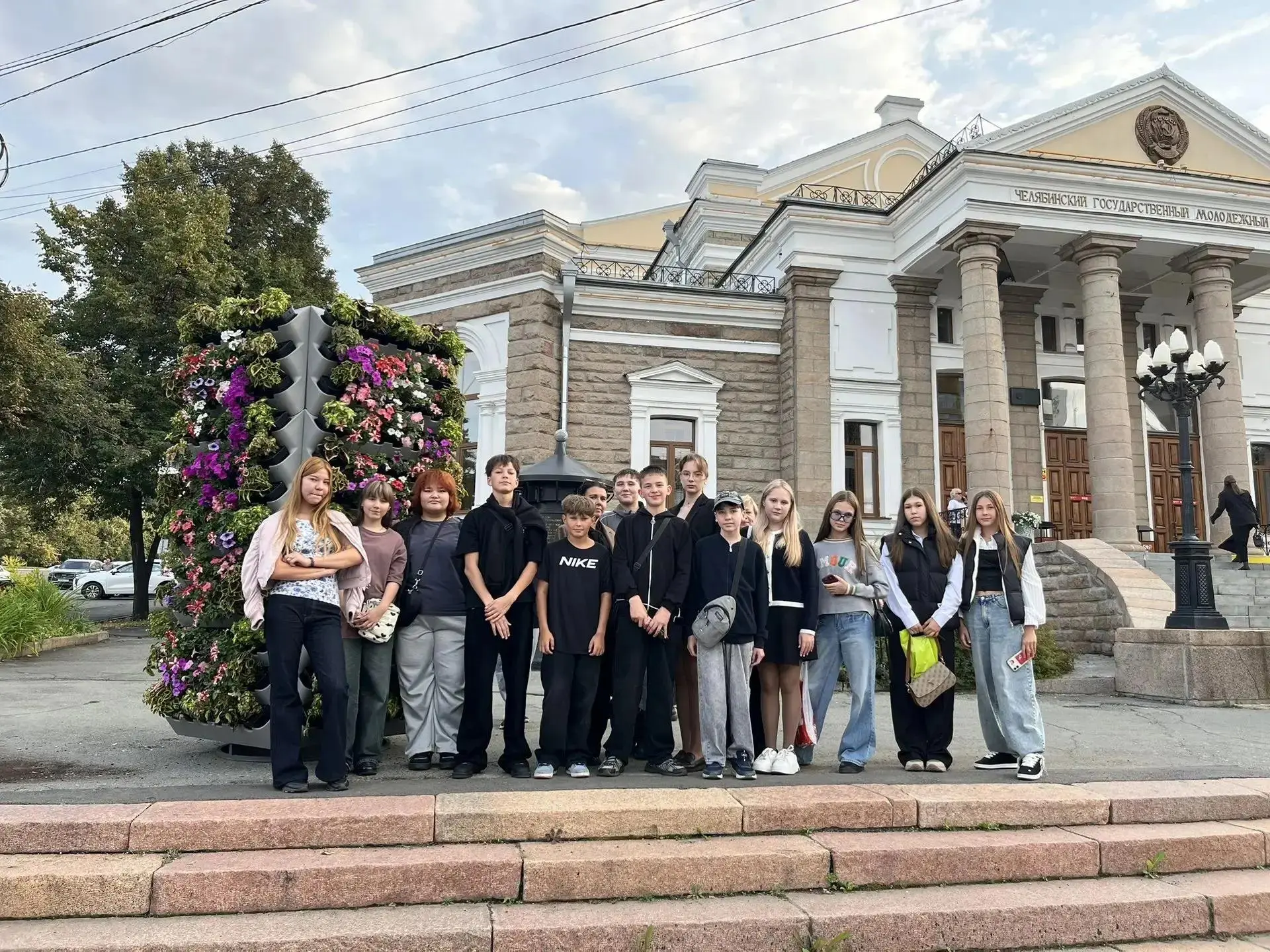 3 сентября ученики 7 д, 9 б класса  в Челябинском  Молодежном театре  познакомились с п...