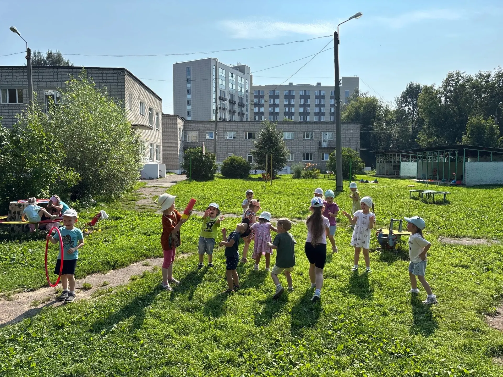☀️Наконец-то мы дождались настоящей летней погоды!

Сегодня ребята играю в подвижные игры на улице, 