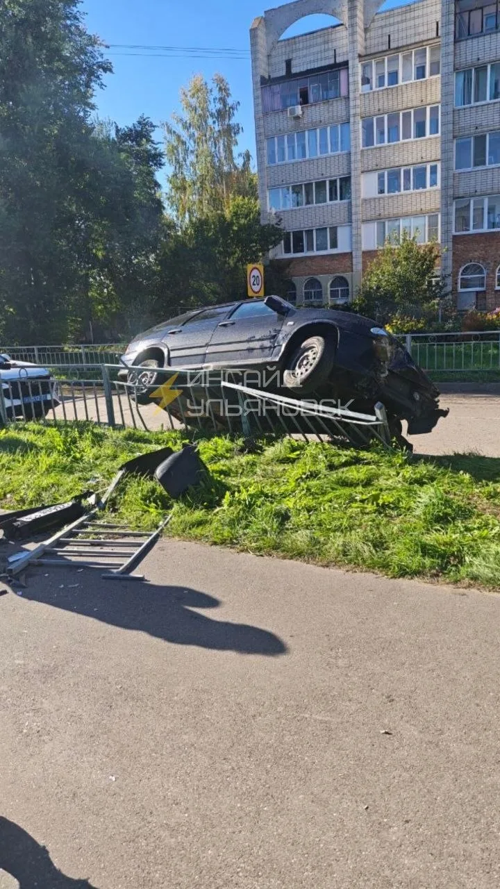 🚗 Машина влетела на забор у школы №83