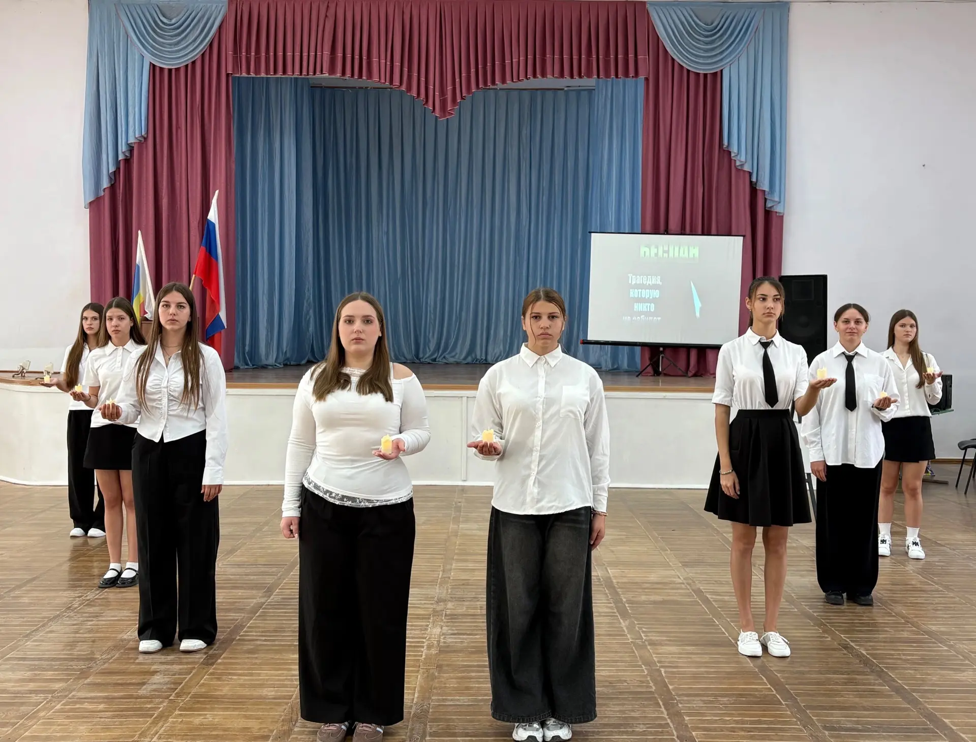 🕯️Сегодня в нашей школе прошла линейка, посвящённая памяти жертв трагедии в Беслане. �...