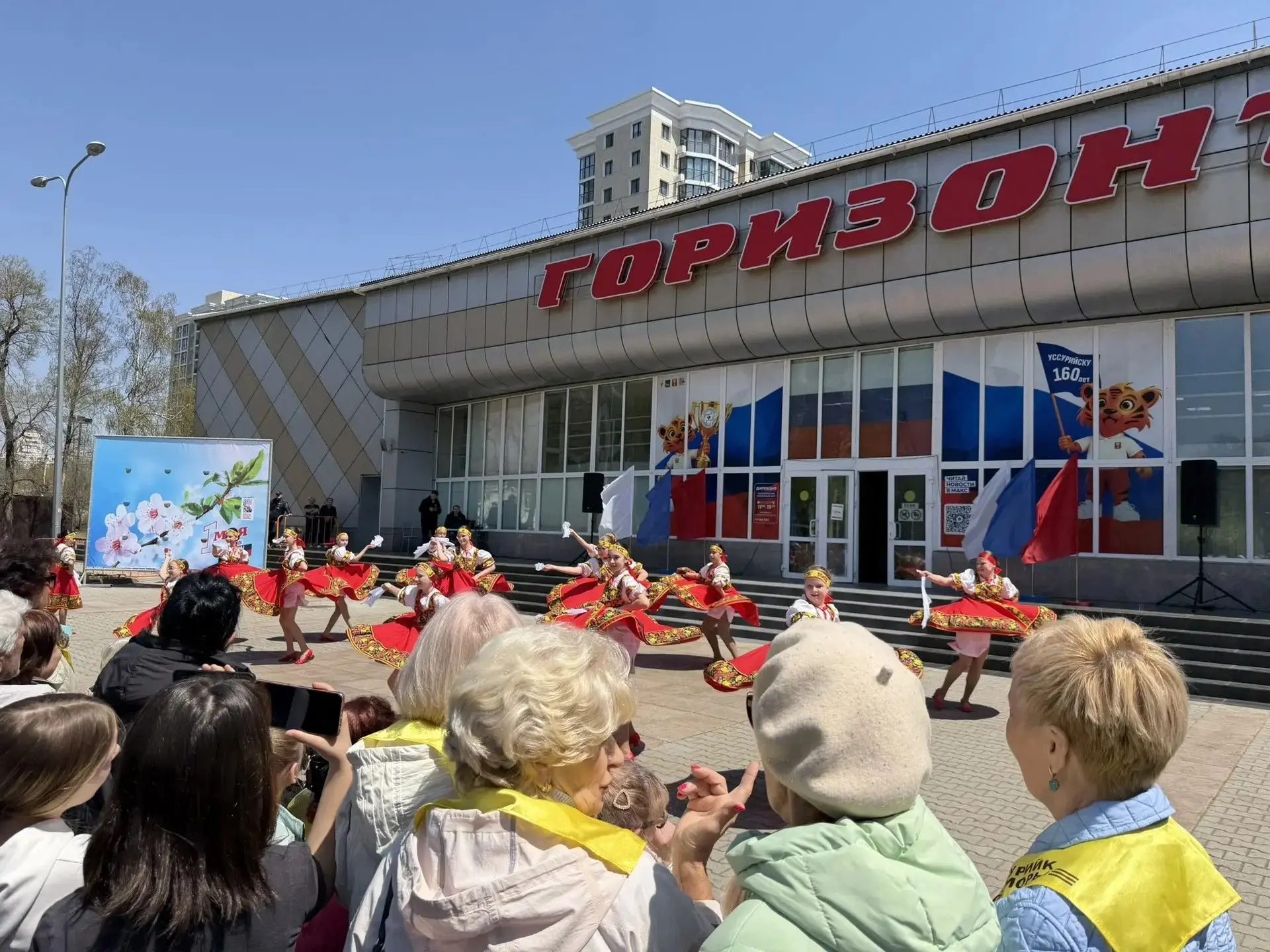 🌷 Студенты ПримИЖТ приняли активное участие в городском митинге, посвящённом 1 Мая — Празднику Весны