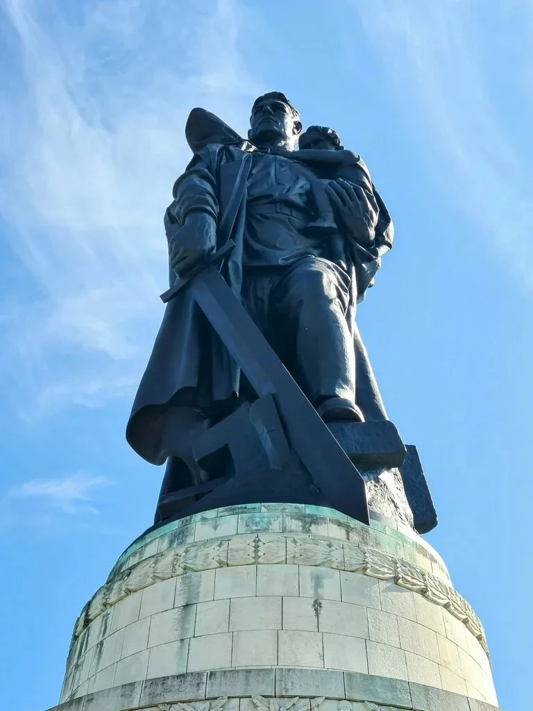 Власти Берлина хотят изуродовать облик советских памятников, посвященных памяти о Великой Отечествен