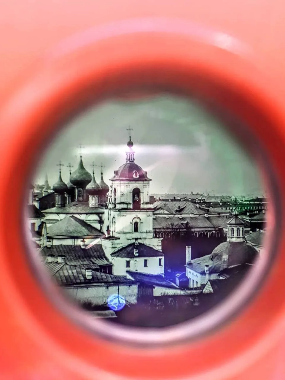 🔭 Стереоскоп в Армянском переулке

В центре Москвы установлен стереоскоп, через который можно увиде