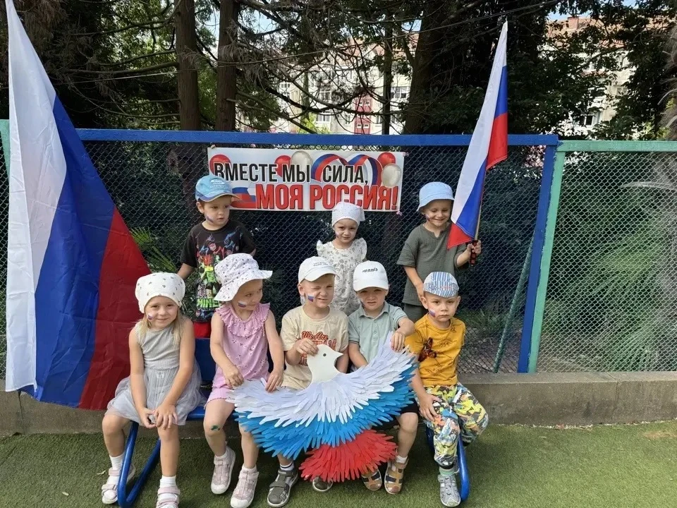В младшей группе «космонавты» провели тематическое занятие «День флага»