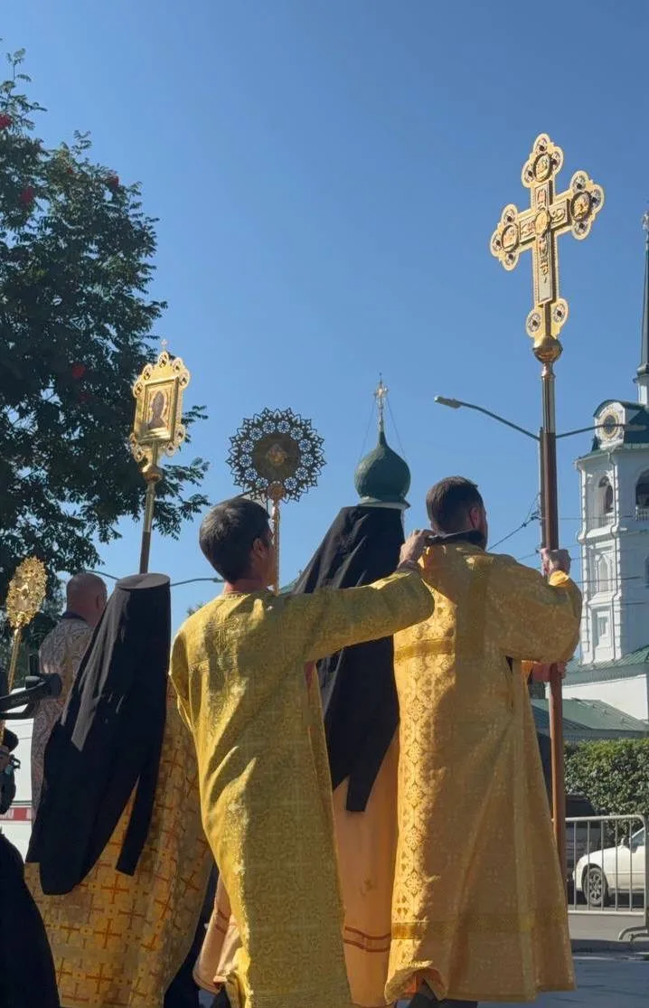 ⛪️ В Иркутск прибыли мощи святого Спиридона — у Собора Богоявления собрались сотни веру...