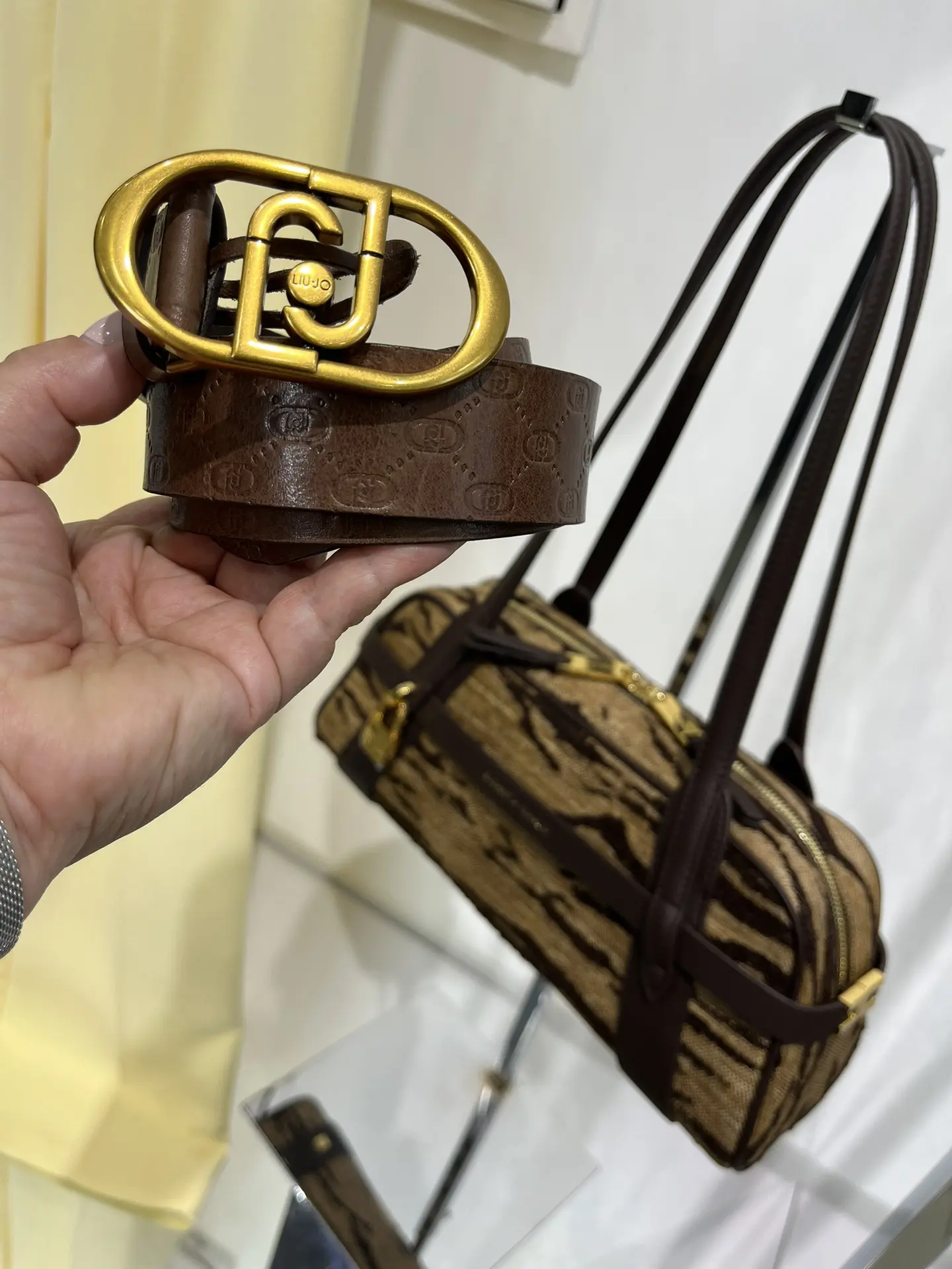 Футболка ELISABETTA FRANCHI 
9950 вместо 19850

Брюки ELISABETTA FRANCHI
23880 вместо 41180


Сумка 
