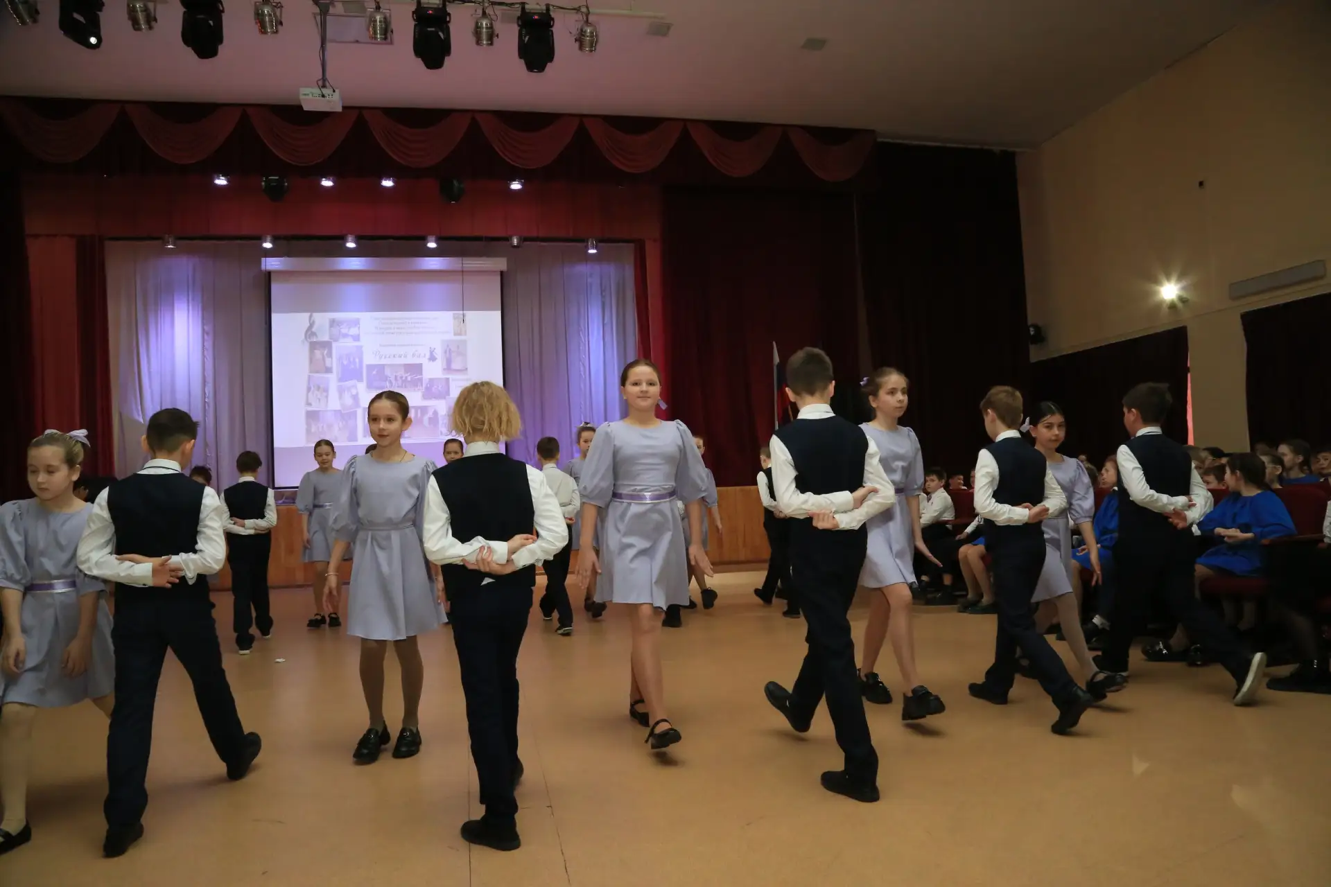 💃 Сегодня в школе — настоящий праздник грации и красоты! 💐  В актовом зале царила атмосфера настояще
