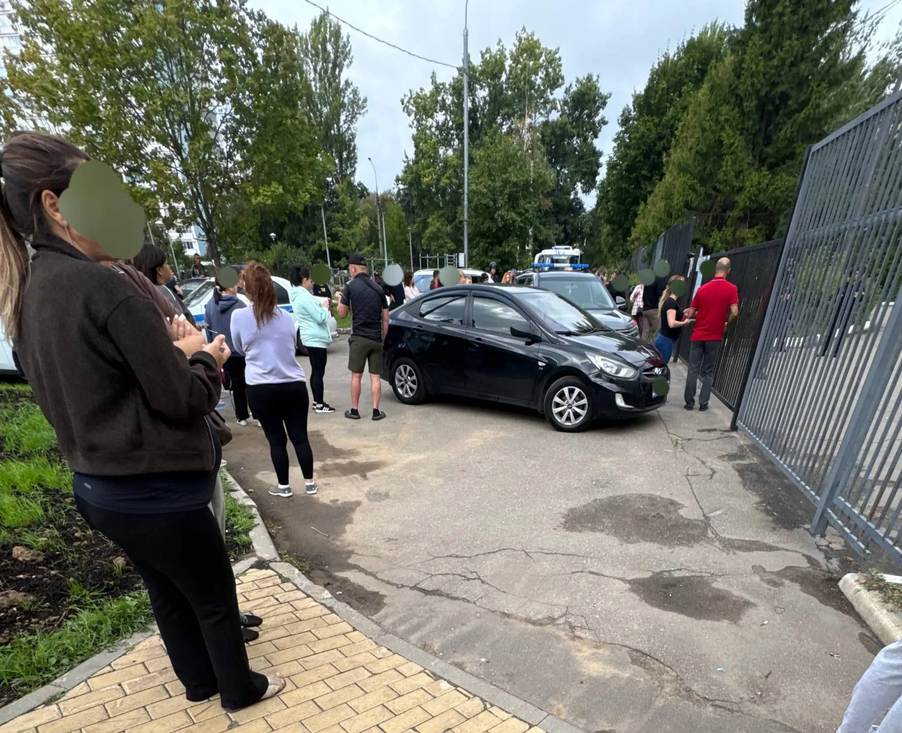 Подросток с ножом напал на учителя в школе Троицка в Новой Москве. По словам директора,...