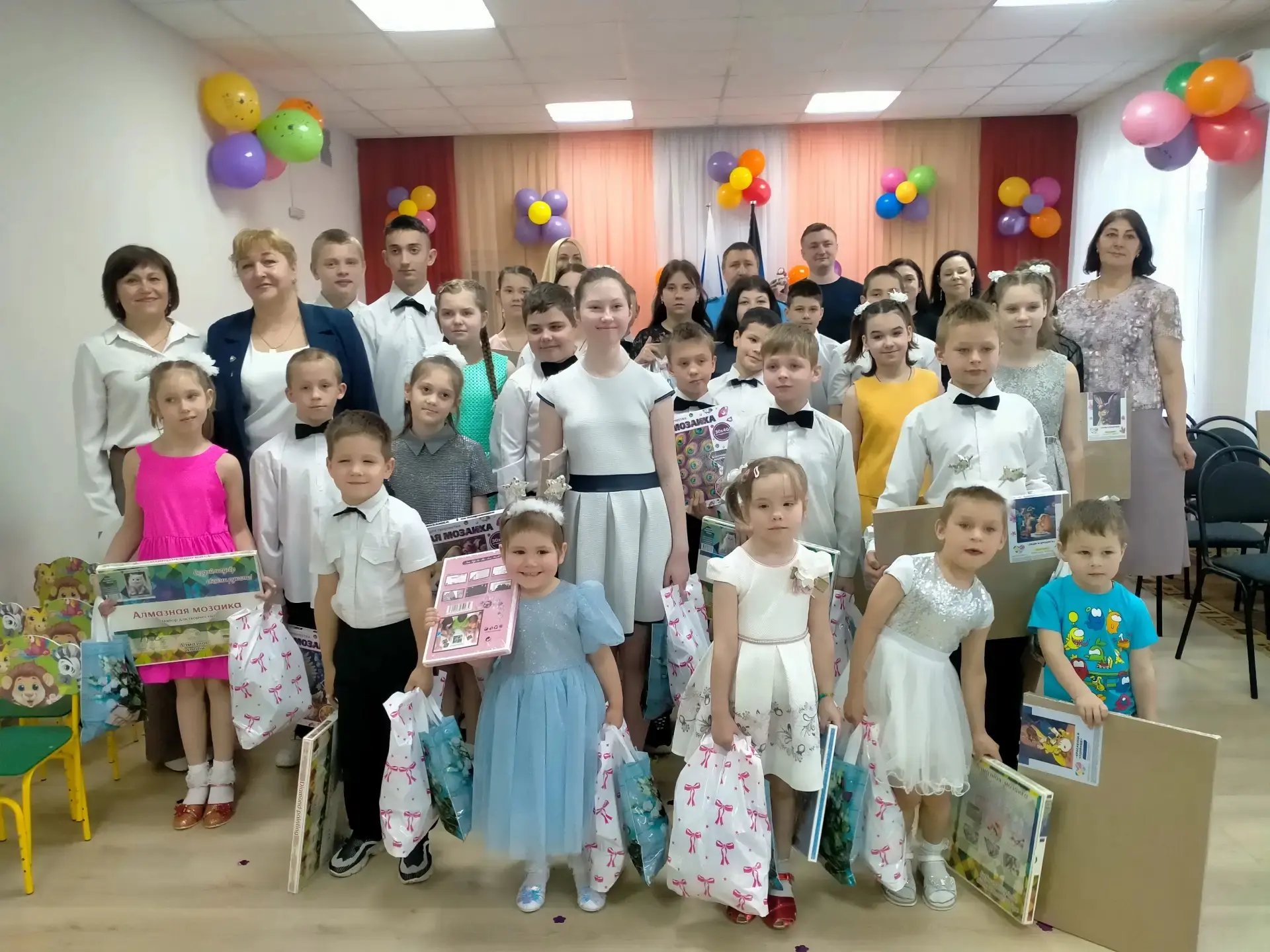 🌈Праздник «Подарим радость детям!»

🦋В рамках проекта ВВП «Единая Россия»  «Крепкая семья» в ДНР, 
