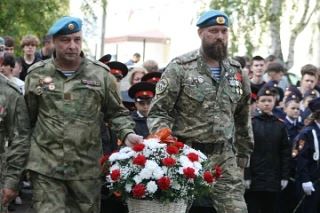 В Чайковском индустриальном колледже открыли барельеф «Мы помним». Памятник увековечива...