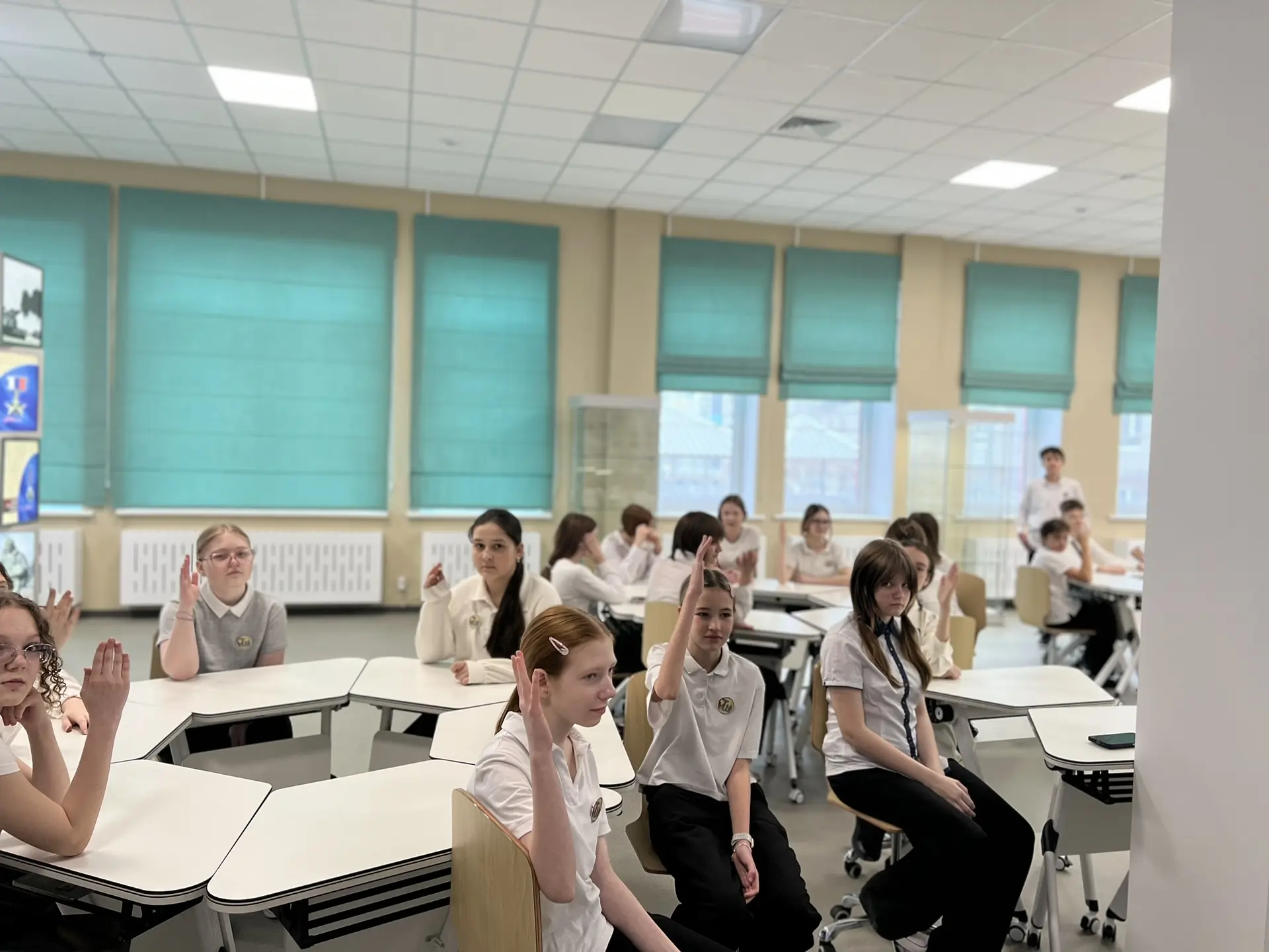 Учимся чтить память героев!  В МАОУ “Школа No 32” в рамках праздника Дня защитника Отечества ученики