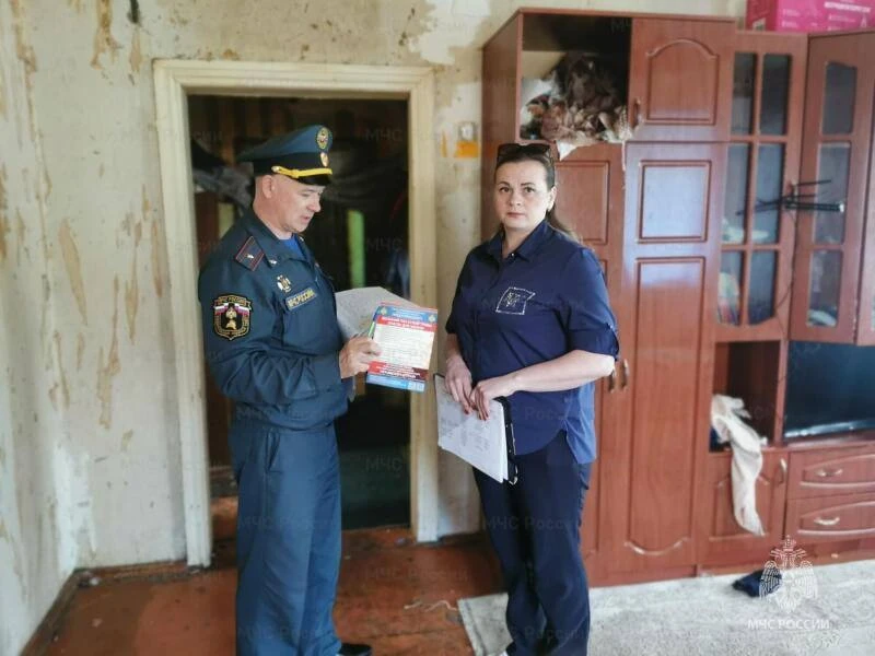 ❗️В Ливнах и Верховье сотрудники МЧС России напомнили жителям об опасности сжигания сухой травы   Со