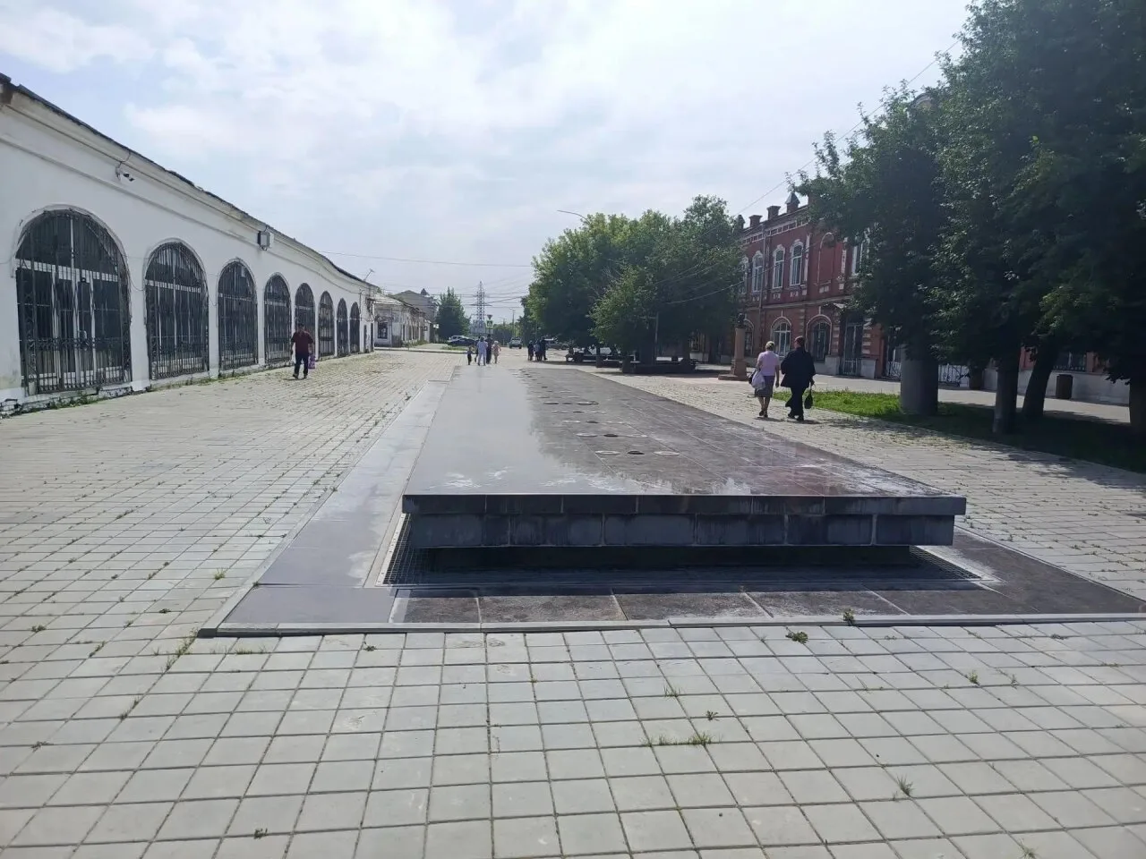 Фонтан у торговых рядов, похоже, решили не запускать.