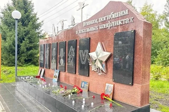 В списке погибших героев на новом мемориале - сотрудники правоохранительных органов.